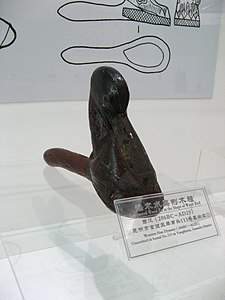 漆木水鸟形木祖，出土自羊甫头古墓群113号墓，现藏于云南省博物馆
