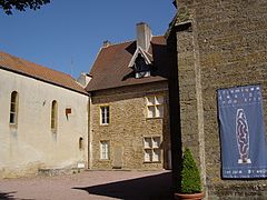 圣玛丽-玛德莲修道院（法语：Prieuré Sainte-Marie-Madeleine de Charolles）