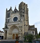 圣母和圣卢大教堂（法语：Collégiale Notre-Dame-et-Saint-Loup de Montereau-Fault-Yonne）