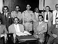 卡塞姆（后排、中央）和其他的革命领导人，包括阿卜杜萨拉姆·阿里夫（后排左二）和穆罕默德·纳吉布·鲁巴伊（后排左起第五人）。还包括是复兴党思想家米歇尔·阿弗拉克（前排右一）