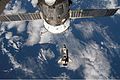 即将对接的STS-123，上方为进步M-63（英语：Progress M-63）