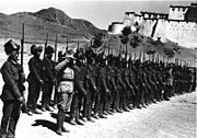 穿制服的藏軍步兵，背景為日喀则宗山城堡。1938年。