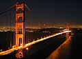 金門大橋夜景。左方遠處是旧金山市市區。
