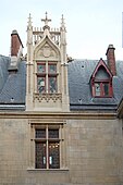 巴黎桑斯府邸的火焰式哥特式十字窗