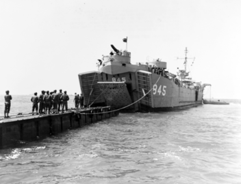 傑佛遜郡號（英语：USS Jefferson County (LST-845)）接上浮橋