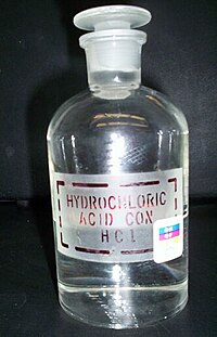 透明带有玻璃塞的玻璃瓶，上面贴着标签：“HYDROCHLORIC ACID. COX. HCl”