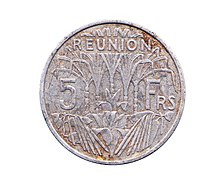1955年在留尼汪流通的五法郎硬币，可以看到当地用于出口的主要农产品：甘蔗、香草、烟草。