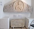 罗马帝国时期雕刻的三角楣饰和铭文