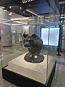 共用站厅内展示的雕像《木熊》，2021年4月由芬兰科沃拉赠予西安市（2023年8月）