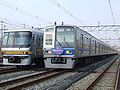 曾经用于有乐町线 东京地铁07系（左）与现在仍直通至有乐町线的西武6000系6109编组（现在已经改造） （2007年2月10日）