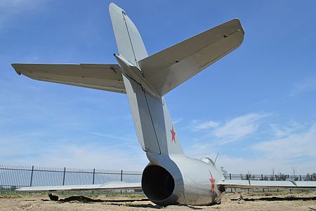 米格-15戰鬥機的尾翼，其水平尾翼在垂直尾翼的中間位置