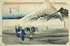 一組三人向左行走的彩色風景印刷品，背景是森林和高山。