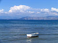 希臘科孚島所見的海岸，遠方為阿爾巴尼亞港口薩蘭達