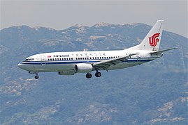 国航的波音737-300于香港国际机场（已退役）