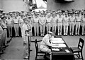 1945年9月2日，道格拉斯·麥克阿瑟將軍代表美國，連同其他盟國代表在密蘇里號的甲板上接受日本帝國無條件投降的歷史畫面。