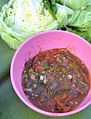 Sapi thong-ueh: 一種由番茄、新鮮辣椒、大蒜、青蔥、香菜和青蔥製成的辛辣醬，類似於salsa cruda