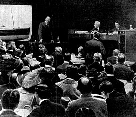 1912年5月25日，生還乘客科斯莫·達夫-戈登爵士的證詞是調查重點，吸引許多社會人士旁聽