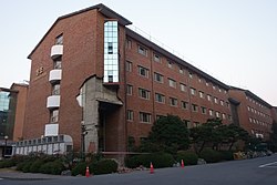 外墙破损的韓東大學建筑