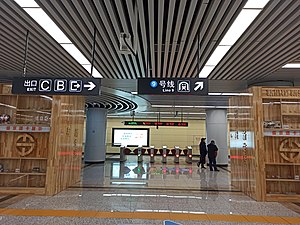 本站九号线站厅层，设有橱窗以展示地铁文创产品