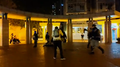 凌晨時分，多名防暴警員跑入廣明苑制服一人，並舉起胡椒噴霧驅趕攝影記者
