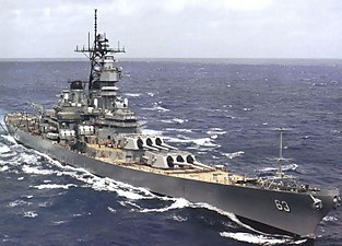 战舰灰色或类似的灰色是美国战舰及其他军用船只的标准色。其好处是在远处不明显。图中的是1944年建造的密苏里号战舰。