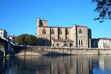 圣巴尔纳教堂（法语：Collégiale Saint-Barnard de Romans-sur-Isère）