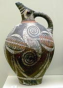 馬雷斯風格喙嘴壺（Kamares ware beaked jug）；西元前1850-1675年； 陶瓷；高：27公分；出土自斐斯托斯（希臘克里特島）；伊拉克利翁考古學博物館（希臘）