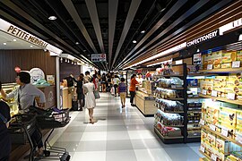 B2层Freshmart在2017年4月翻新后引入多间海外甜品、朱古力及蛋糕专门店