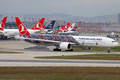 在阿塔图尔克機場的土耳其航空波音777客機