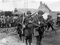 美軍登上了猶他海灘，並在謝爾曼坦克的支援下越過德軍為阻撓盟軍進發所架設的有刺鐵絲網