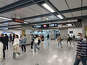 2号线站台处的换乘通道入口（2023年4月）