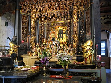 正殿，神龕之玄天上帝泥塑神像為台灣知府蔣元樞所貢獻。