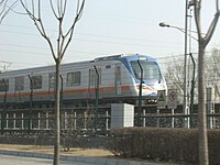 厂修改造前的H451号车组行驶于上地站至五道口站区间（2008年3月）
