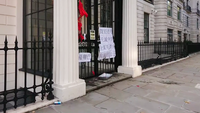 大使館門外貼上「國殤日」、「賀佢老母」等標語，並擺放已經焚燒的中國國旗
