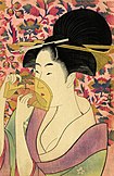 彩色印刷的特寫畫面，畫中一位濃妝豔抹的中世紀日本女性正透過半透明的梳子凝視。