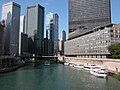 2003年的芝加哥太陽報舊總部（圖右）