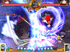 格鬥遊戲《東方緋想天》遊戲截圖，其中角色射命丸文（右）正在對另一角色博麗靈夢（左）發動符卡攻擊。